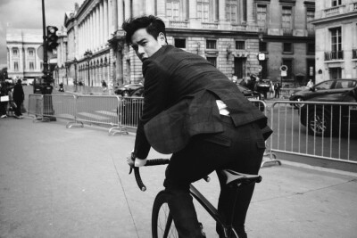 在日前曝光的一组时尚大片中，彭于晏身穿红蓝格子西装，在巴黎街头骑车穿梭。精致正装与巴黎街景的质感配搭令单车运动更显时尚前卫。