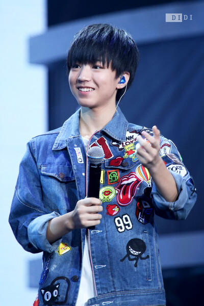 #王俊凯# #TFBOYS王俊凯# #TFBOYS#150815 北京粉丝见面会 cr：Didi今天看书了吗