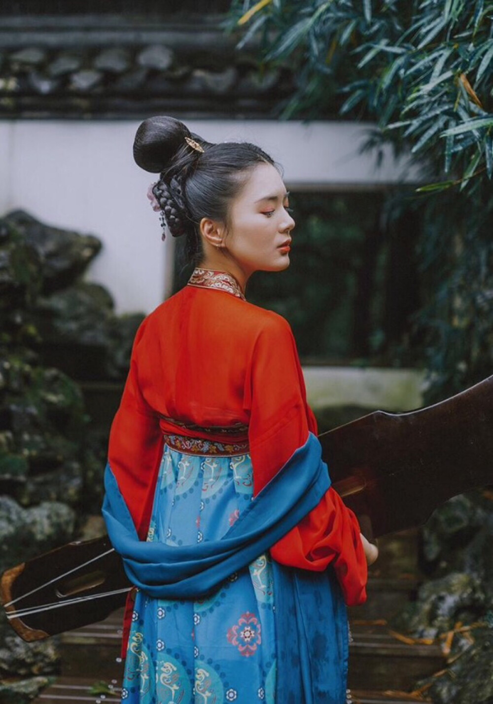 红襦碧裙青云鬓.娉婷独上烟雨楼.花开遥映玉人面.香飘浮桥素手留.堤上依稀少人行.柳枝蔓蔓惹人愁.此情好似西湖水.扶摇荷叶荡悠悠。《江南烟雨》