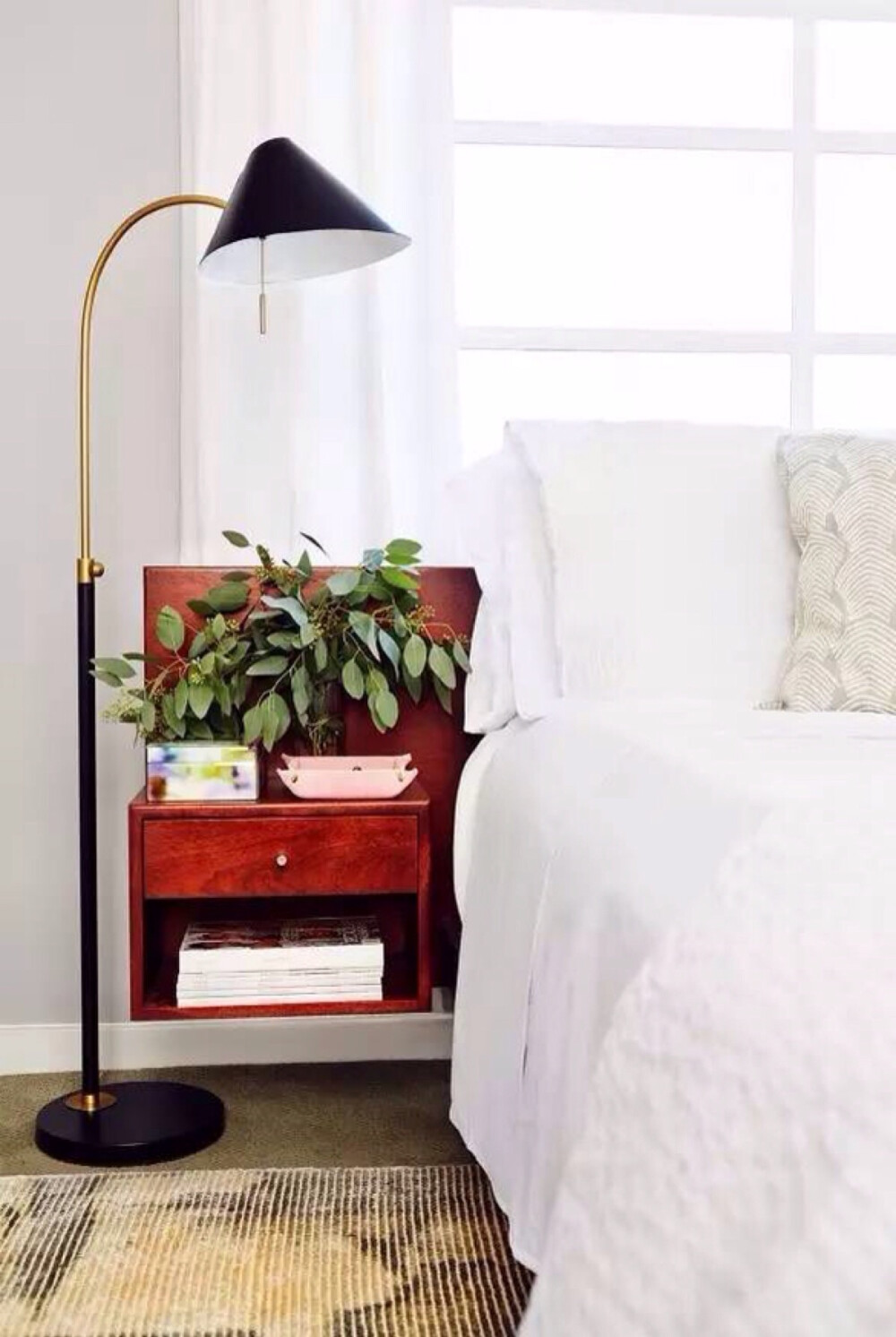  她的家现代、时尚、简约，就如她的处事风格，果断干练，总有自己的想法，整个空间色调为白色，深海蓝的沙发与蓝色纹理的地毯，二者呼应，壁炉为黑白两色，酷劲十足。