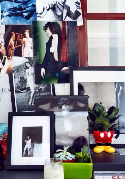  她的家现代、时尚、简约，就如她的处事风格，果断干练，总有自己的想法，整个空间色调为白色，深海蓝的沙发与蓝色纹理的地毯，二者呼应，壁炉为黑白两色，酷劲十足。