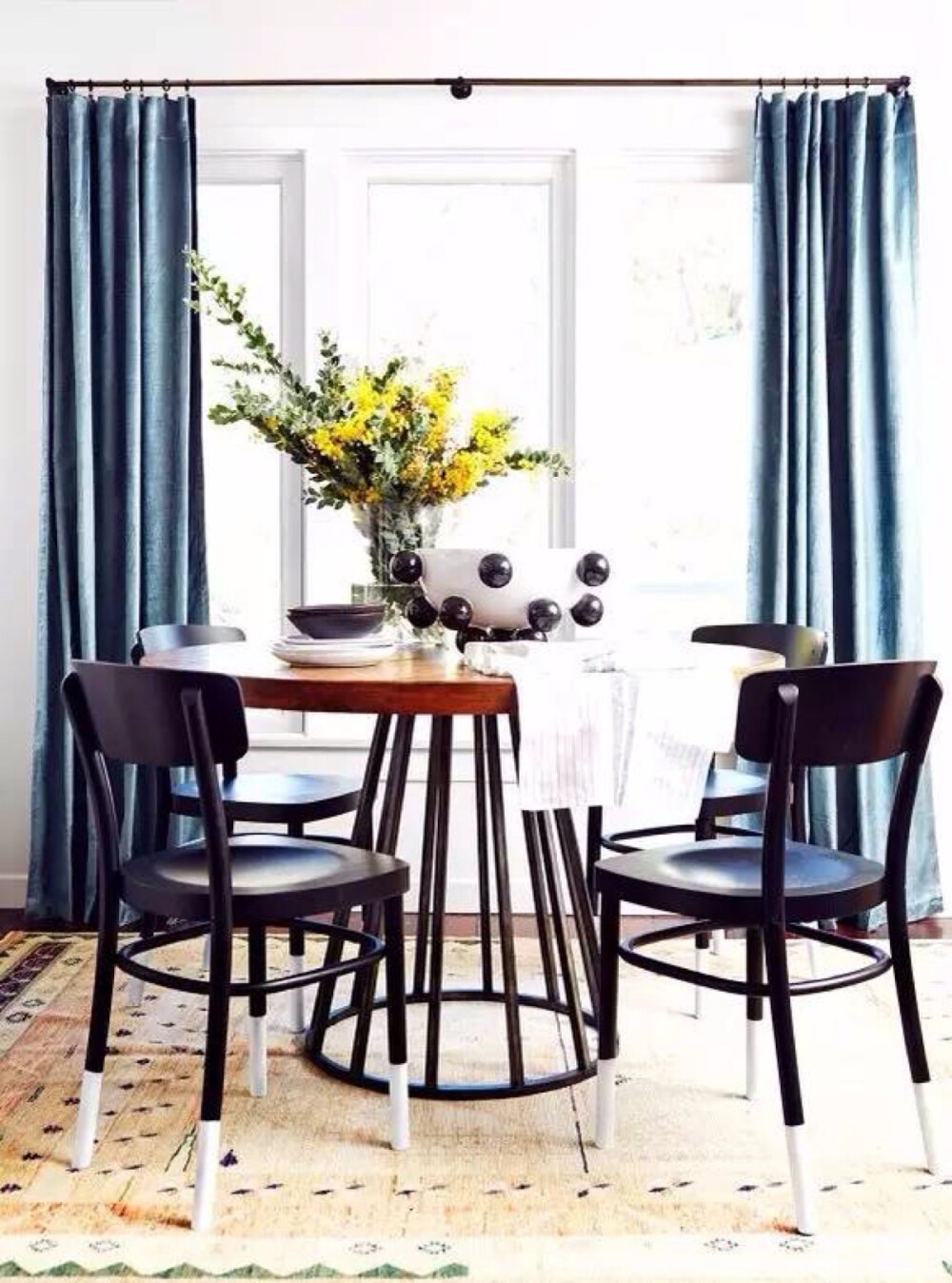  她的家现代、时尚、简约，就如她的处事风格，果断干练，总有自己的想法，整个空间色调为白色，深海蓝的沙发与蓝色纹理的地毯，二者呼应，壁炉为黑白两色，酷劲十足。