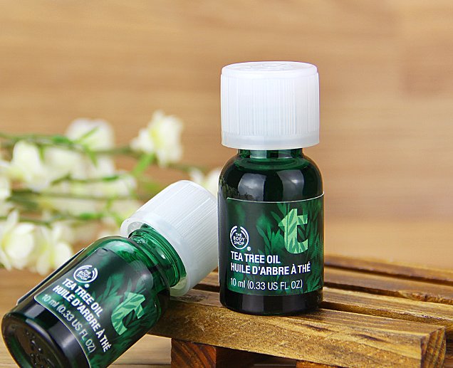 #战痘小分队#The Body Shop·茶树精油·10ml 茶树精油是英国BODY SHOP家的明星产品，茶树精油有很强的抗菌效果，有效舒缓，改善及修复发炎肌肤，点在初生的痘痘上，可以把它们瞬间扼杀于摇篮状态。说起来好像很残忍，但是只有这样才不会长大，生脓、留疤等等哦~它15%的茶树精油+85%的神秘配方，可直接涂抹在脸上~而且这个茶树精油还可以滴几滴在自己的化妆水里，超万能！