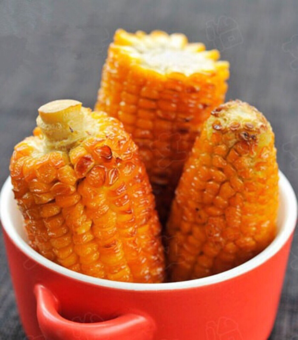 【奶香烤玉米】1.将蜂蜜和清水调匀，成为蜂蜜水，均匀地刷在煮熟的玉米上。2.稍风干一下，再将牛奶均匀的刷在玉米上。2分钟后，把融化的黄油均匀的刷在玉米上。3.将玉米放在烤网上，送入烤箱，以220度烤约30分钟。出炉前5分钟，将玉米取出，周身再刷一遍蜂蜜水继续烘烤5分钟即可。