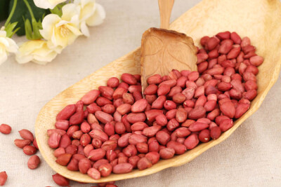 【2】有助减盐 咸味零食通常是高盐食物。但咸味花生的盐含量，比同样重量的切片面包，冰冻华夫饼还要少。因此，咸味花生不但能满足你吃咸的爱好，还不容易导致摄入食盐过量。