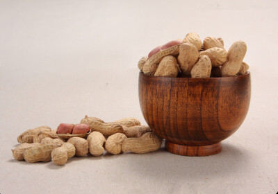 【4】保持心脏健康 吃花生多的人，患冠心病的风险能减少35%。研究人员认为，花生中的脂肪酸构成，再加上其他成分的作用，能降低低密度脂蛋白的含量，让心脏更加健康。