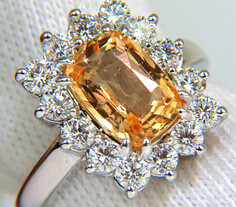 3.12Ct 。 GIA认证的自然光黄色橙色蓝宝石戒指。报告2145490080 9.81 X 6.84 X 4.22毫米垫明亮式切割的透明和干净清晰。请参阅报告附件。全方位，全切割钻石： 1.16ct 。 F / G的色彩， VS-2清晰度。 14克拉白金色