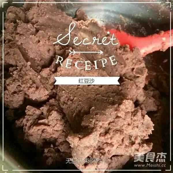 红豆400克、冰糖100克、水适量 1)红豆清洗干净，我用的是电炖锅，所以可以不需要泡就可以煮，水可以不用放的很多，如果不用电炖锅的话煮好后可以倒掉多余的水 2)用料理棒打成红豆泥 3)锅烧热，转中火，加入冰糖不停搅拌，以免锅底会糊 4)炒至水分收干 5)但是也不用太干，否则口感会特别干，稍微留一点水分，又可以成团又不会口感干