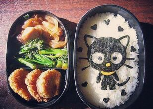 用海苔做的小猫咪，躺在软软的米饭上，一定很好吃。