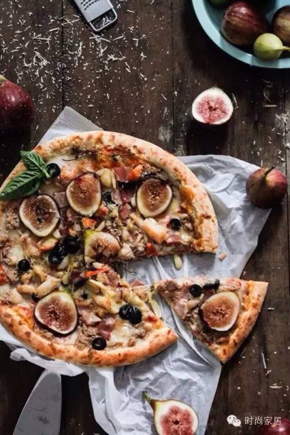 口味多，形式多，那么可以容纳创意的空间也就多。不必非用餐盘装点，一张吸油纸就非常带感。蔬果的摆放，伴随着你的一身艺术细胞，一起丰富你的视觉。