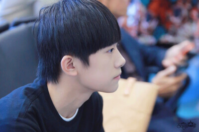 易烊千玺 tfboys cr:logo