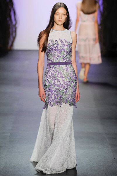 Tadashi Shoji Spring 2016。庄司正/塔达希2016春夏纽约时装周发布。本季的系列本季灵感来源于春日里的日本庭园。通过运用花的点缀，无须浓艳勾画就能催生出迷离情愫，隐藏在其中的花朵散发出淡淡幽香，在服装之上千…