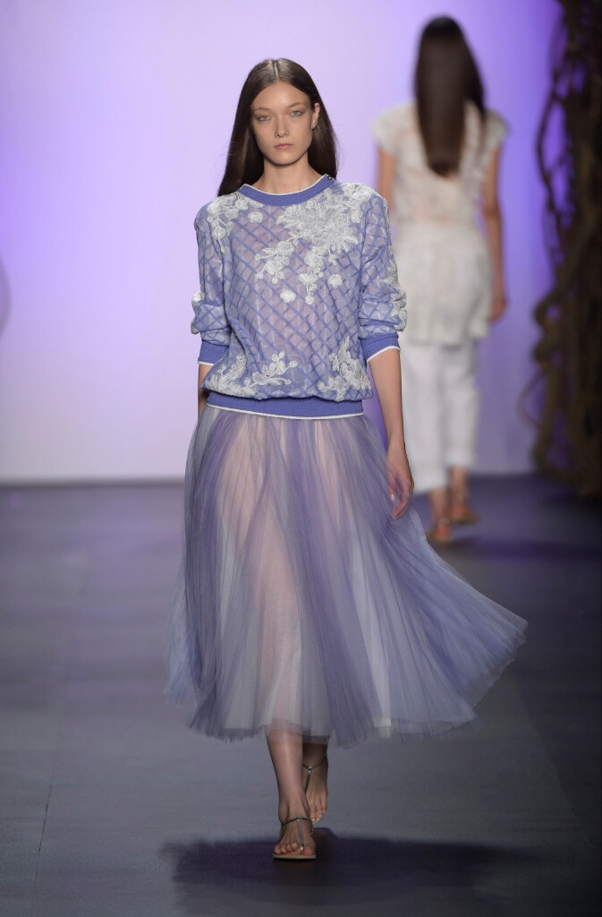 Tadashi Shoji Spring 2016。庄司正/塔达希2016春夏纽约时装周发布。本季的系列本季灵感来源于春日里的日本庭园。通过运用花的点缀，无须浓艳勾画就能催生出迷离情愫，隐藏在其中的花朵散发出淡淡幽香，在服装之上千娇百媚。不仅是对日本春季独特美景的绝佳赞美，更是设计师Tadashi Shoji 先生对于故乡日本文化和习俗的至高敬意。