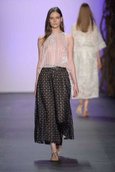 Tadashi Shoji Spring 2016。庄司正/塔达希2016春夏纽约时装周发布。本季的系列本季灵感来源于春日里的日本庭园。通过运用花的点缀，无须浓艳勾画就能催生出迷离情愫，隐藏在其中的花朵散发出淡淡幽香，在服装之上千…