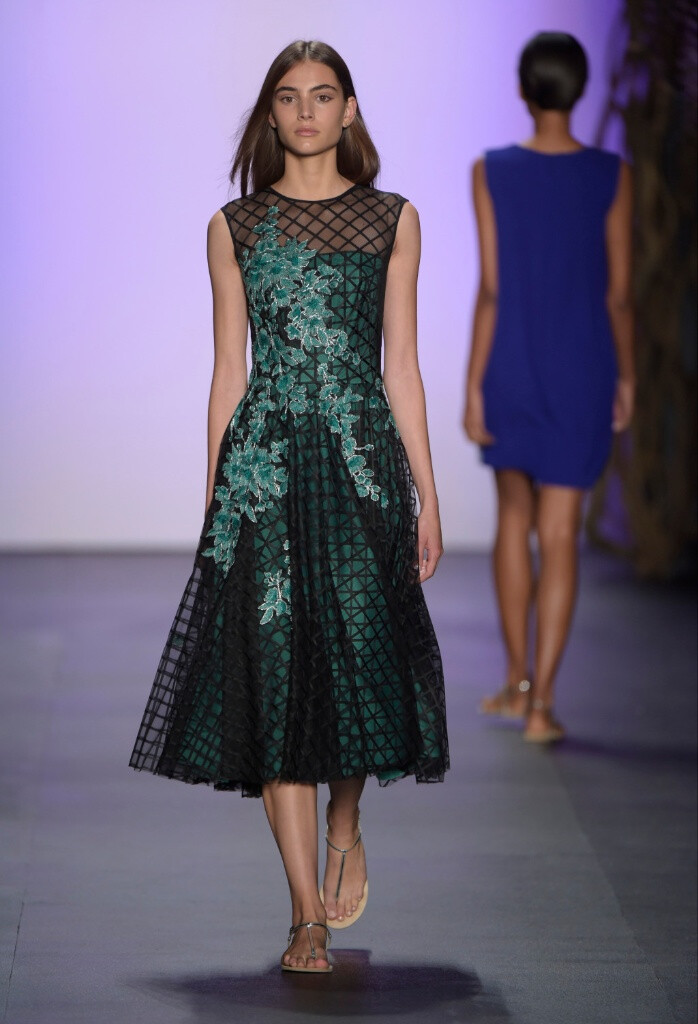 Tadashi Shoji Spring 2016。庄司正/塔达希2016春夏纽约时装周发布。本季的系列本季灵感来源于春日里的日本庭园。通过运用花的点缀，无须浓艳勾画就能催生出迷离情愫，隐藏在其中的花朵散发出淡淡幽香，在服装之上千娇百媚。不仅是对日本春季独特美景的绝佳赞美，更是设计师Tadashi Shoji 先生对于故乡日本文化和习俗的至高敬意。