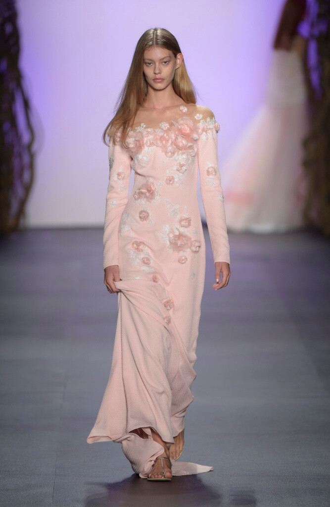 Tadashi Shoji Spring 2016。庄司正/塔达希2016春夏纽约时装周发布。本季的系列本季灵感来源于春日里的日本庭园。通过运用花的点缀，无须浓艳勾画就能催生出迷离情愫，隐藏在其中的花朵散发出淡淡幽香，在服装之上千娇百媚。不仅是对日本春季独特美景的绝佳赞美，更是设计师Tadashi Shoji 先生对于故乡日本文化和习俗的至高敬意。