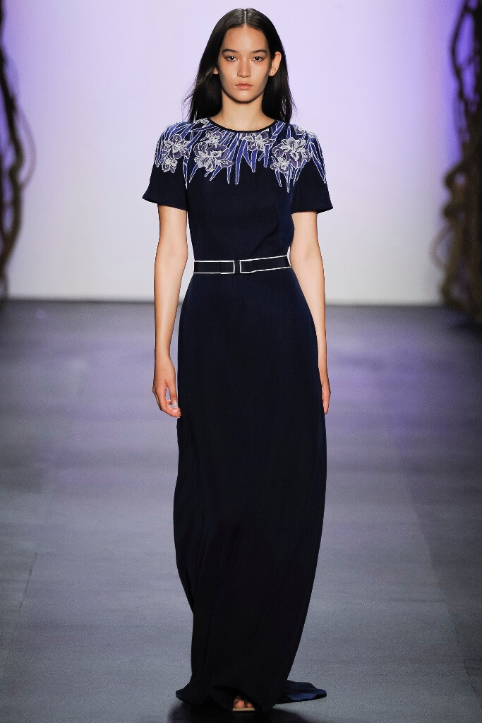 Tadashi Shoji Spring 2016。庄司正/塔达希2016春夏纽约时装周发布。本季的系列本季灵感来源于春日里的日本庭园。通过运用花的点缀，无须浓艳勾画就能催生出迷离情愫，隐藏在其中的花朵散发出淡淡幽香，在服装之上千娇百媚。不仅是对日本春季独特美景的绝佳赞美，更是设计师Tadashi Shoji 先生对于故乡日本文化和习俗的至高敬意。