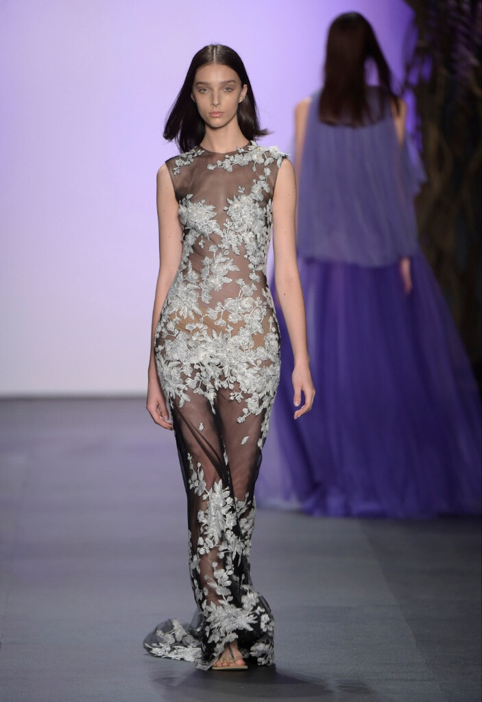 Tadashi Shoji Spring 2016。庄司正/塔达希2016春夏纽约时装周发布。本季的系列本季灵感来源于春日里的日本庭园。通过运用花的点缀，无须浓艳勾画就能催生出迷离情愫，隐藏在其中的花朵散发出淡淡幽香，在服装之上千娇百媚。不仅是对日本春季独特美景的绝佳赞美，更是设计师Tadashi Shoji 先生对于故乡日本文化和习俗的至高敬意。