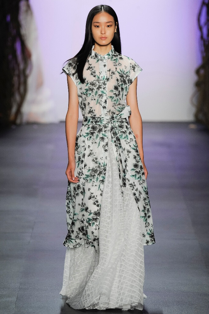 Tadashi Shoji Spring 2016。庄司正/塔达希2016春夏纽约时装周发布。本季的系列本季灵感来源于春日里的日本庭园。通过运用花的点缀，无须浓艳勾画就能催生出迷离情愫，隐藏在其中的花朵散发出淡淡幽香，在服装之上千娇百媚。不仅是对日本春季独特美景的绝佳赞美，更是设计师Tadashi Shoji 先生对于故乡日本文化和习俗的至高敬意。