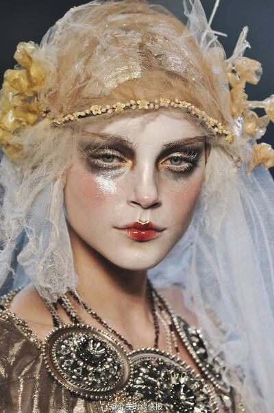 John Galliano 2009秀场。不知道何时还能再见海盗爷的惊艳。