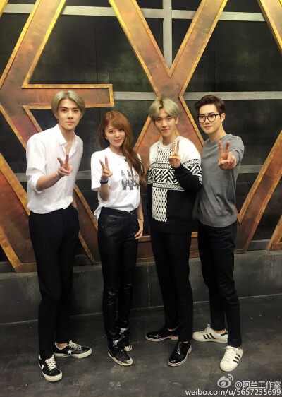 [EXO][分享]150911 四个剪刀手 世勋伯贤SUHO与阿兰合照