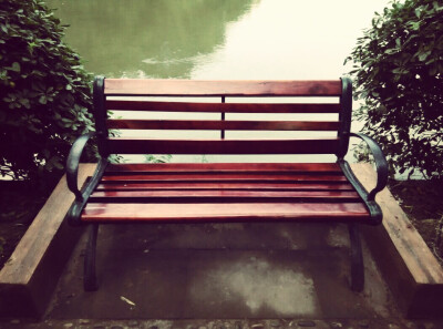 空空的椅，你不在身旁