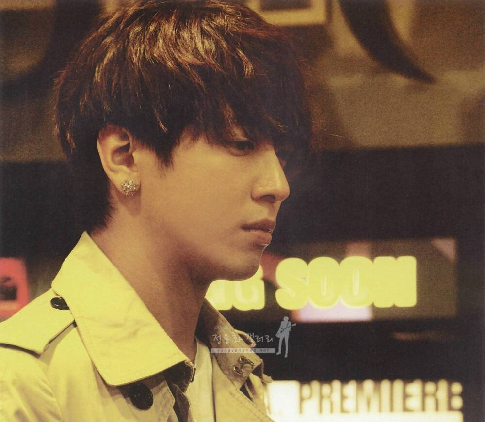 『#郑容和#壁纸』任时光匆匆流去，我只在乎你。