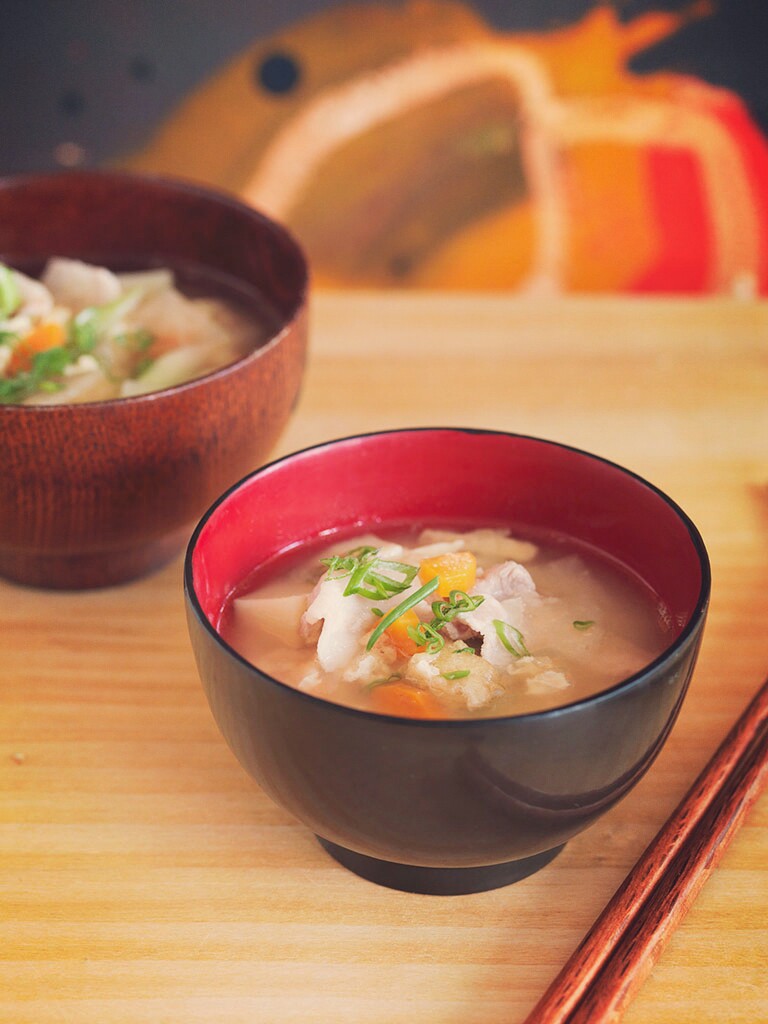 味噌汤』味噌汤是一种极具日本传统饮食特色的汤,以味噌为主要酱料煮