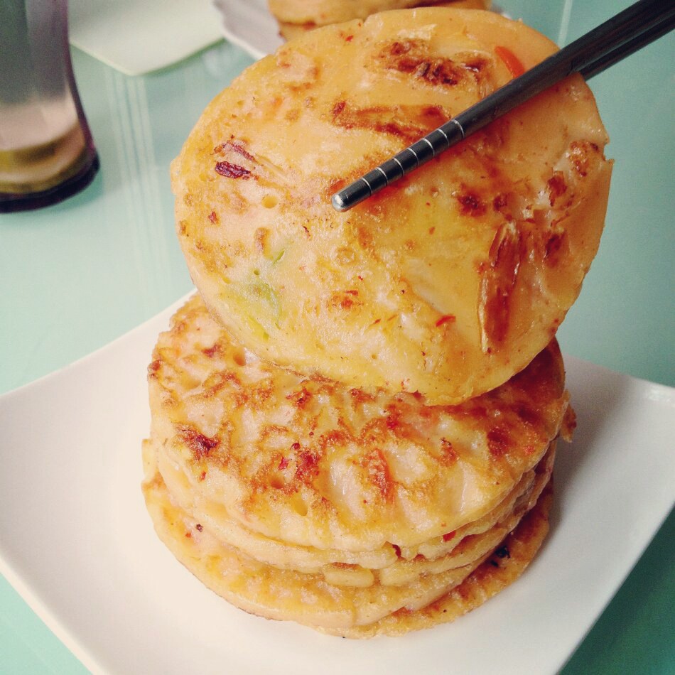 『韩式美食 泡菜饼』在众多的韩国小吃中，泡菜饼算是最简单速成的一道，只要简单的面粉水加上泡菜，加少许调料，就能成就一道风味独特的美味。