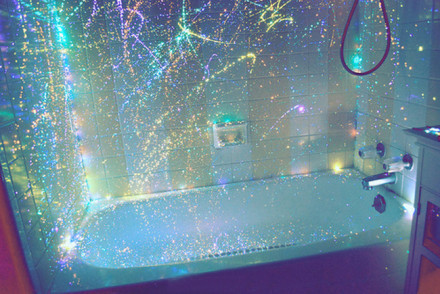 哇，这浴缸太梦幻了，像在银河里洗澡一样。。。。。