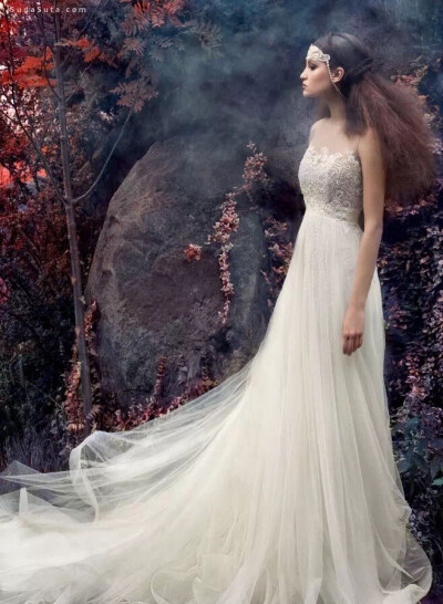 来自于摄影师Andrey Yakovlev唯美浪漫的时尚婚纱摄影，淡雅冷艳的色调显得华丽而不失庄重，特别符合现代年轻人的审美风格，大气又不严肃，简约而不简单。