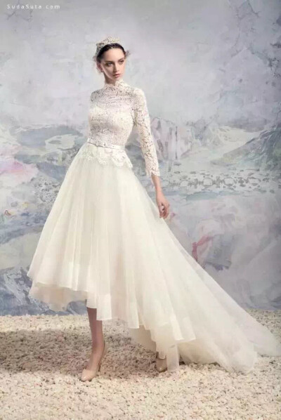 来自于摄影师Andrey Yakovlev唯美浪漫的时尚婚纱摄影，淡雅冷艳的色调显得华丽而不失庄重，特别符合现代年轻人的审美风格，大气又不严肃，简约而不简单。