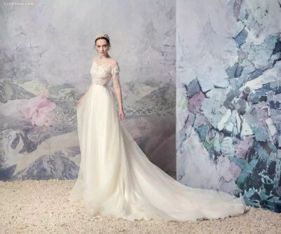 来自于摄影师Andrey Yakovlev唯美浪漫的时尚婚纱摄影，淡雅冷艳的色调显得华丽而不失庄重，特别符合现代年轻人的审美风格，大气又不严肃，简约而不简单。