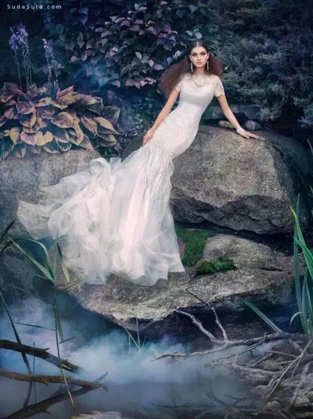 来自于摄影师Andrey Yakovlev唯美浪漫的时尚婚纱摄影，淡雅冷艳的色调显得华丽而不失庄重，特别符合现代年轻人的审美风格，大气又不严肃，简约而不简单。