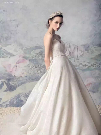 来自于摄影师Andrey Yakovlev唯美浪漫的时尚婚纱摄影，淡雅冷艳的色调显得华丽而不失庄重，特别符合现代年轻人的审美风格，大气又不严肃，简约而不简单。