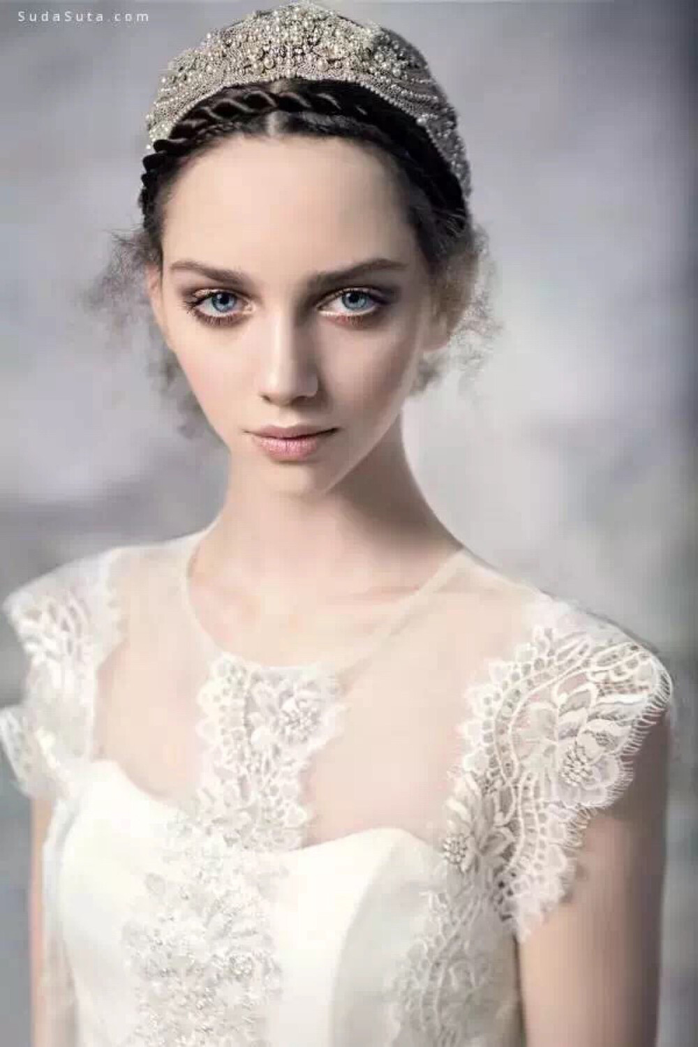 来自于摄影师Andrey Yakovlev唯美浪漫的时尚婚纱摄影，淡雅冷艳的色调显得华丽而不失庄重，特别符合现代年轻人的审美风格，大气又不严肃，简约而不简单。