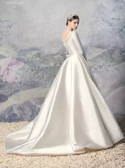 来自于摄影师Andrey Yakovlev唯美浪漫的时尚婚纱摄影，淡雅冷艳的色调显得华丽而不失庄重，特别符合现代年轻人的审美风格，大气又不严肃，简约而不简单。