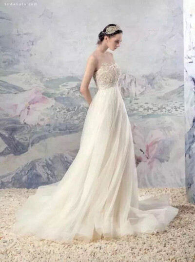 来自于摄影师Andrey Yakovlev唯美浪漫的时尚婚纱摄影，淡雅冷艳的色调显得华丽而不失庄重，特别符合现代年轻人的审美风格，大气又不严肃，简约而不简单。