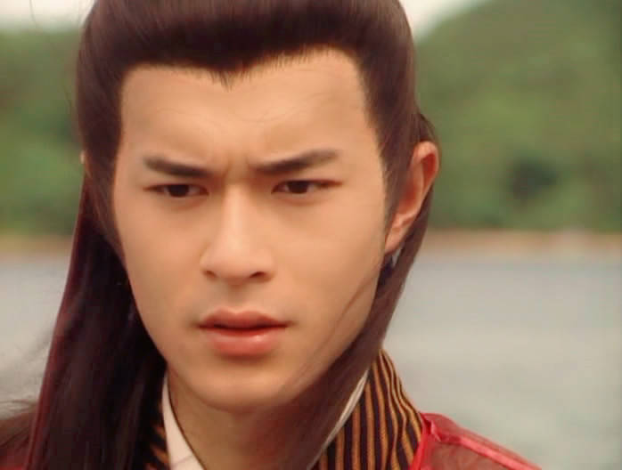 古天乐《圆月弯刀》【丁鹏】他凭家传绝学‘天外流星’扬名江湖，并向有‘君子剑’之称的柳若松挑战，遭到初恋情人秦可情出卖，败于若松之手。被武林人士攻击落崖后，漂流到‘忘忧岛’，在岛上不但获得岛主传授弯刀刀法，并赢得岛主女儿青青的芳心。重出江湖后以木刀杀死柳若松，最后与青青隐居。by诗画古风美人