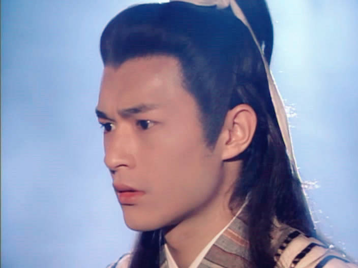 古天乐《圆月弯刀》【丁鹏】他凭家传绝学‘天外流星’扬名江湖，并向有‘君子剑’之称的柳若松挑战，遭到初恋情人秦可情出卖，败于若松之手。被武林人士攻击落崖后，漂流到‘忘忧岛’，在岛上不但获得岛主传授弯刀刀法，并赢得岛主女儿青青的芳心。重出江湖后以木刀杀死柳若松，最后与青青隐居。by诗画古风美人