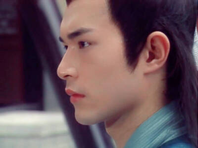 古天乐《圆月弯刀》【丁鹏】他凭家传绝学‘天外流星’扬名江湖，并向有‘君子剑’之称的柳若松挑战，遭到初恋情人秦可情出卖，败于若松之手。被武林人士攻击落崖后，漂流到‘忘忧岛’，在岛上不但获得岛主传授弯刀刀…