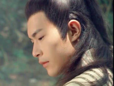 古天乐《圆月弯刀》【丁鹏】他凭家传绝学‘天外流星’扬名江湖，并向有‘君子剑’之称的柳若松挑战，遭到初恋情人秦可情出卖，败于若松之手。被武林人士攻击落崖后，漂流到‘忘忧岛’，在岛上不但获得岛主传授弯刀刀…