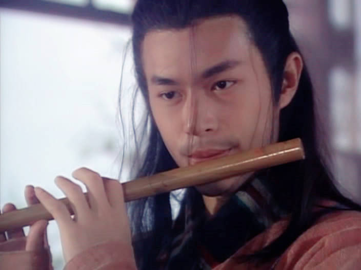 古天乐《圆月弯刀》【丁鹏】他凭家传绝学‘天外流星’扬名江湖，并向有‘君子剑’之称的柳若松挑战，遭到初恋情人秦可情出卖，败于若松之手。被武林人士攻击落崖后，漂流到‘忘忧岛’，在岛上不但获得岛主传授弯刀刀法，并赢得岛主女儿青青的芳心。重出江湖后以木刀杀死柳若松，最后与青青隐居。by诗画古风美人