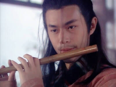 古天乐《圆月弯刀》【丁鹏】他凭家传绝学‘天外流星’扬名江湖，并向有‘君子剑’之称的柳若松挑战，遭到初恋情人秦可情出卖，败于若松之手。被武林人士攻击落崖后，漂流到‘忘忧岛’，在岛上不但获得岛主传授弯刀刀…