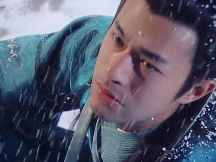 古天乐《圆月弯刀》【丁鹏】他凭家传绝学‘天外流星’扬名江湖，并向有‘君子剑’之称的柳若松挑战，遭到初恋情人秦可情出卖，败于若松之手。被武林人士攻击落崖后，漂流到‘忘忧岛’，在岛上不但获得岛主传授弯刀刀法，并赢得岛主女儿青青的芳心。重出江湖后以木刀杀死柳若松，最后与青青隐居。by诗画古风美人