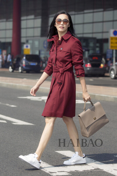姚晨——Hugo Boss红色风衣搭配白球鞋，拎Hugo Boss Bespoke手袋，简练优雅时髦大方！