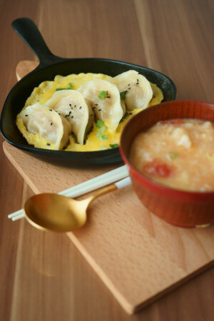 煎饺： 平底锅热油，饺子（生的）放进锅里稍煎一下，锅里加水至饺子中间高度，盖锅盖，中小火煎至水干，鸡蛋一个打散倒入锅里，撒葱花、芝麻，鸡蛋煎熟即可。 疙瘩汤： 面粉分次加水，用筷子快速搅拌成小疙瘩。西红柿去皮切块，锅里热油，下葱花，下西红柿翻炒至出汁，加水，加盐、酱油，水沸后加入面疙瘩，鸡蛋打散，再沸后浇入蛋液打成蛋花。