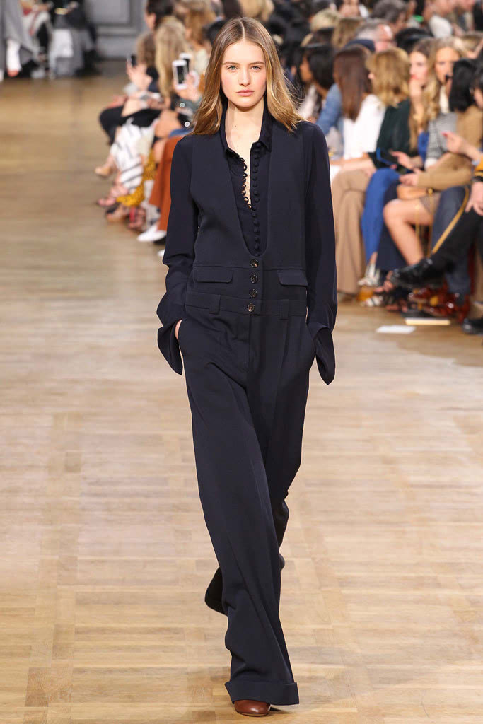 Chloé A/W 2015，依然延续古典主义和法式的时装精髓。#INDYLE看秀#欢迎到访：www.indyle.com，带给你来自全世界的独立设计。