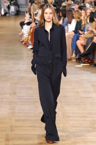 Chloé A/W 2015，依然延续古典主义和法式的时装精髓。#INDYLE看秀#欢迎到访：www.indyle.com，带给你来自全世界的独立设计。