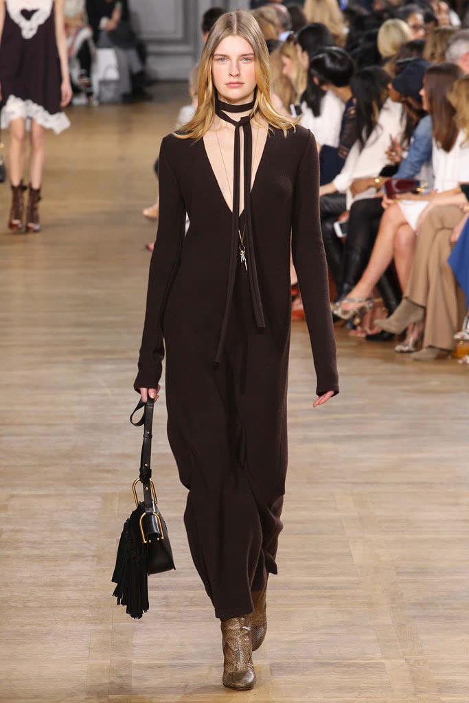 Chloé A/W 2015，依然延续古典主义和法式的时装精髓。#INDYLE看秀#欢迎到访：www.indyle.com，带给你来自全世界的独立设计。